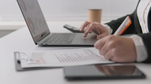 Geschäftsfrau zu Hause, unabhängig und hochproduktiv, nutzt Ferntechnologie, Nahaufnahme der Arbeit