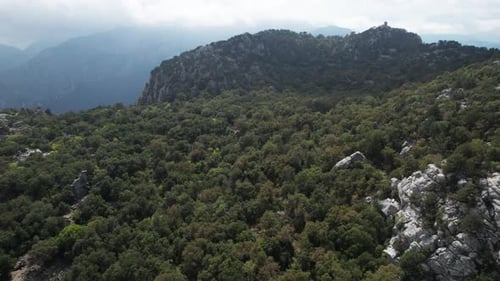 Vue aérienne diurne des montagnes nuageuses Vue panoramique par drone de Thermessos, Antalya, Turquie
