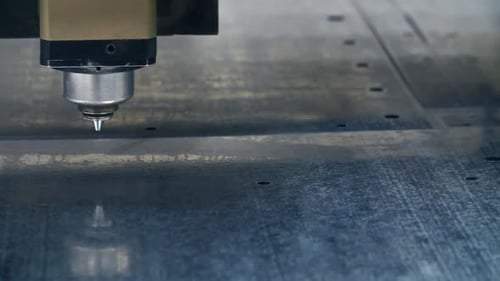 Industrielles Laserschneiden von Löchern in Metallblechen. Laserschneidmaschine für die Metallindustrie