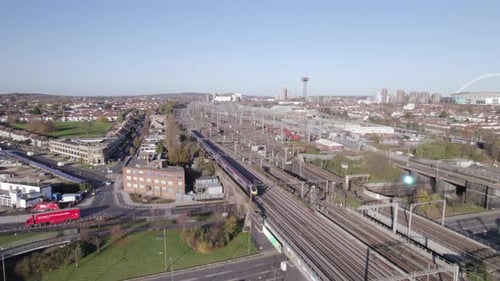 Nahverkehrszüge und ein Depot in London — Luftaufnahme
