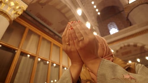 Muslimische junge Frau im Hijab betet in der Moschee