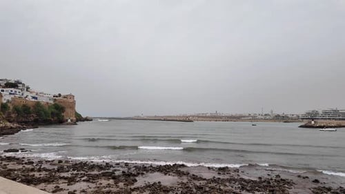 Atlantikküste, felsiger Strand, kleine Meereswellen in Rabat, Marokko