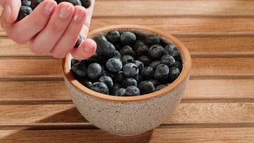 Eine Nahaufnahme von frischen Blaubeeren, perfekt zur Förderung gesunder Essgewohnheiten