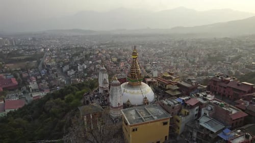 Des images filmées par drone du stupa de Swayambhunath avec la ville de Katmandou s'étendent dans la vallée en contrebas