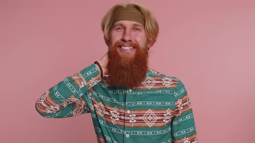 Modelo de moda alegre hippie hippie ruivo barbudo em camisa estampada sorrindo olhando para a câmera