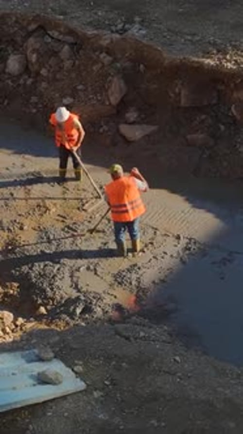Equipos y equipos con experiencia en vídeo vertical que construyen una estructura moderna