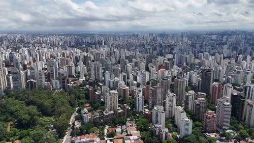 Vídeo aéreo acima do Parque Ibirapuera São Paulo em um dia ensolarado