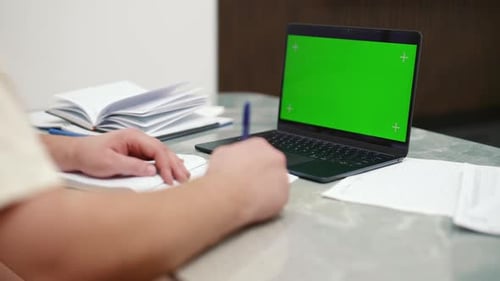 Schüler machen sich Notizen mit einem Greenscreen-Laptop