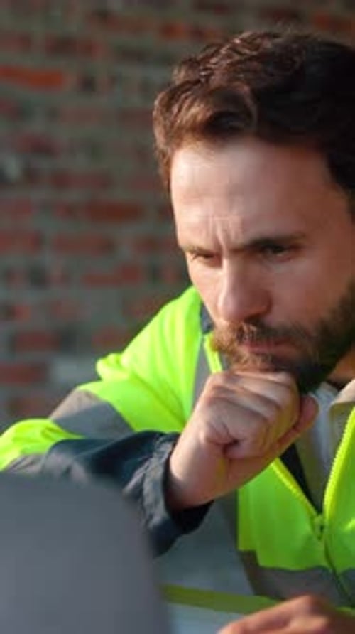Bauen, Laptop und Denken mit dem Mann auf der Baustelle zur Planung oder Immobilienentwicklung