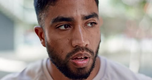 Atmung, Fitness und Gesicht eines müden Mannes beim Stadttraining, Sport und intensivem Cardio