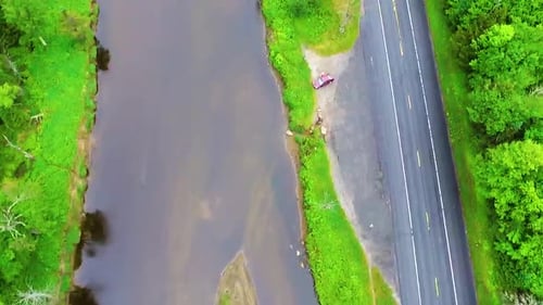 rivière et route à 2,7 km