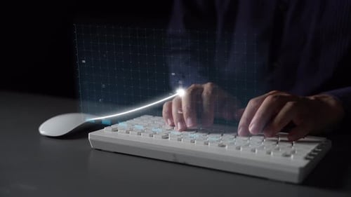 Person, die auf einer weißen Tastatur tippt, wobei digitale Grafiken und Datenvisualisierung auftauchen,