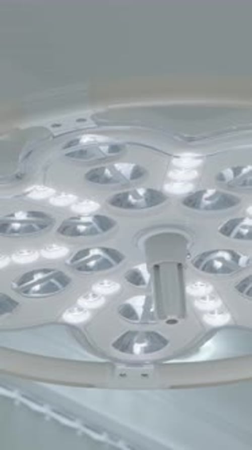 Lampe opératoire à action lumineuse brillante Lampe de salle d'opération moderne avec éclairage à lumière blanche brillante