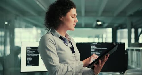 Empresa, empleada y mujer con tableta, mecanografía e internet con un profesional