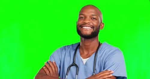 Greenscreen-Chirurg, verschränkte Arme und glücklicher schwarzer Mann für medizinische Hilfe