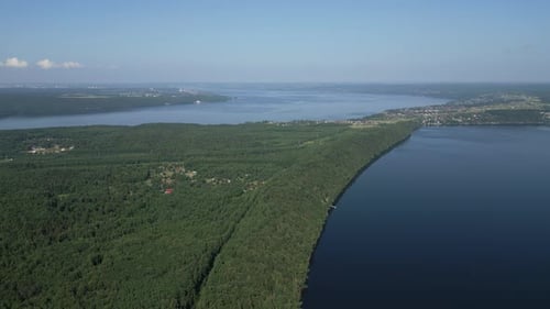Vista aérea deslumbrante com uma floresta verde exuberante cercada por um sereno clipe de água