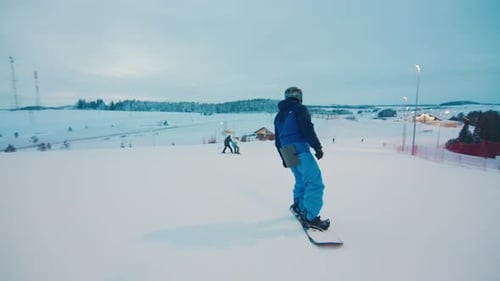 Mann beim Snowboarden auf der Piste