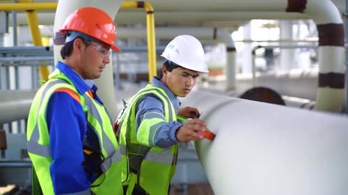 Zwei-Mann-Industriebauingenieur mit einheitlicher Messrohrgröße für Raffineriebaugerät