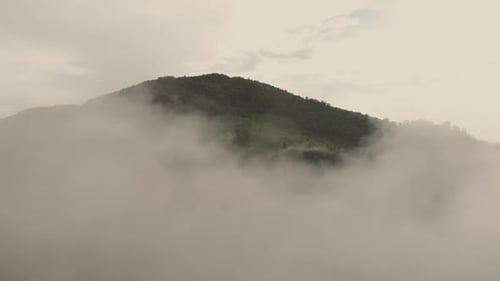 Parmi les nuages au sommet de la montagne, ciel au-dessus de la montagne et brouillard