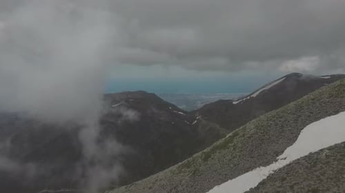 Vue aérienne étonnante depuis le mont Psari en Grèce, avec les montagnes, la mer et l'horizon, pendant un brouillard