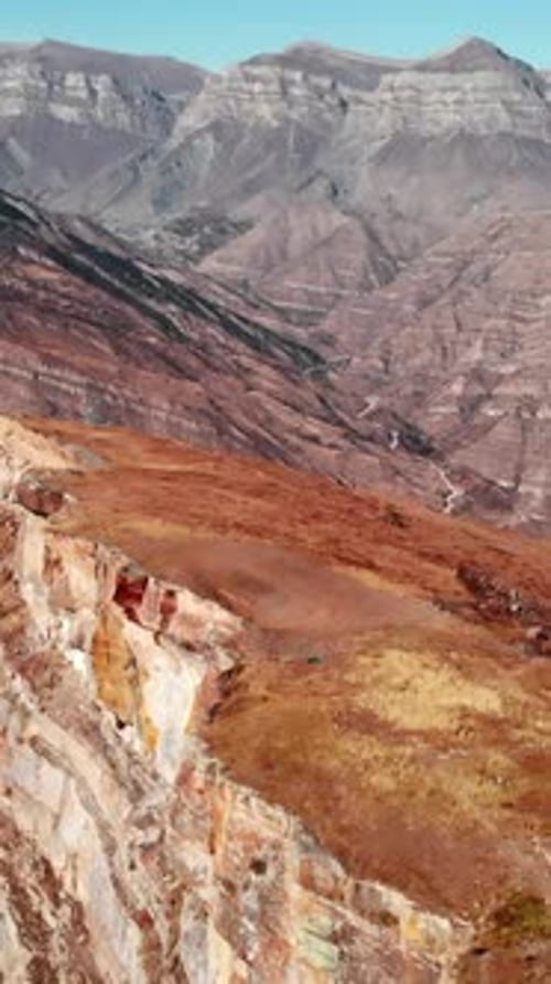 Vista aérea de los medios estratificados de la cordillera del Cáucaso
