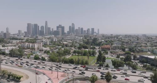 eine Stadt mit vielen Autos und Gebäuden