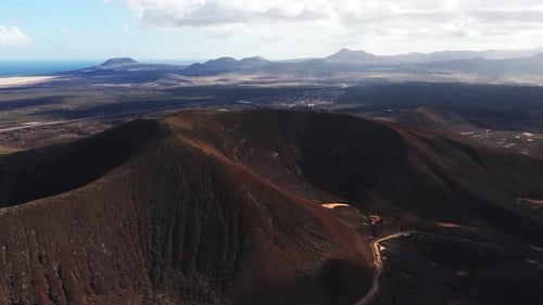 Cratère volcanique aérien et champs de lave Fuerteventura Lanzarote