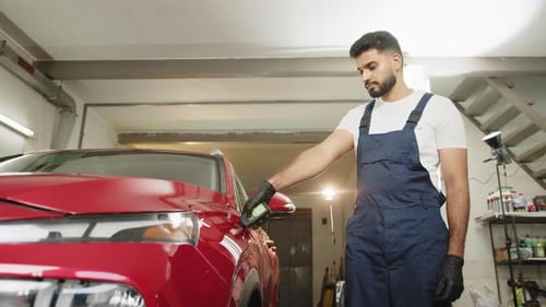 Jeune homme séduisant, spécialiste des services professionnels, testant l'épaisseur du