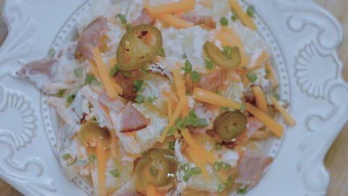 Ensalada de papas y pimientos jalapeños con tocino, comida al estilo retro de los años 20