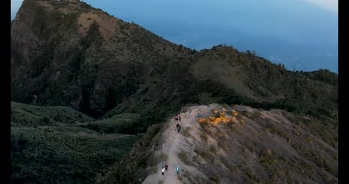 Der wunderschöne Landschaftsblick vom Lawu Mountain bei Sonnenaufgang in Magetan