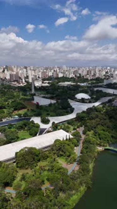 Vídeo aéreo acima do Parque Ibirapuera São Paulo em um dia ensolarado