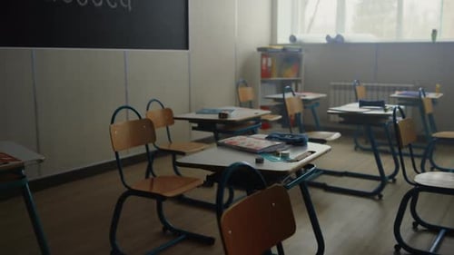 Clase vacía en el campus de la escuela. Interior moderno del aula de la escuela. Auditorio