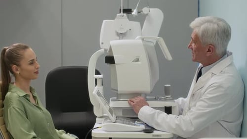 Frau besucht das Büro von Augenspezialisten, um das Sehvermögen am Diagnosegerät zu überprüfen