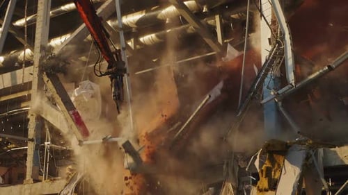 Une machine détruit un aréna de hockey abandonné un jour de printemps