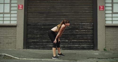 Müde Läuferin, Stadt und Ruhe, Gesundheit und Training bei Müdigkeit, Geschwindigkeit oder Atmung mit Vision