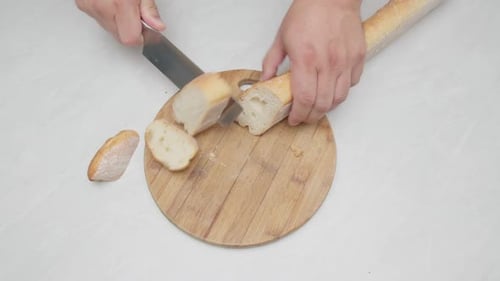 Baguettebrot von oben nach unten schneiden
