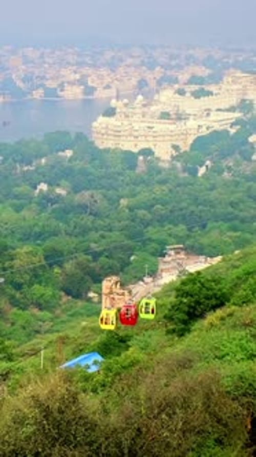 Vue aérienne du lac Pichola avec le palais du lac Jag Niwas et la ville d'Udaipur, Udaipur, Rajasthan, Inde