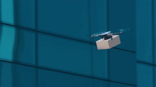 Drone voando rapidamente com pacote na área da cidade