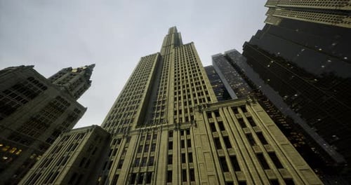 Los edificios altos crean una vista del horizonte en una ciudad bulliciosa al anochecer de octubre
