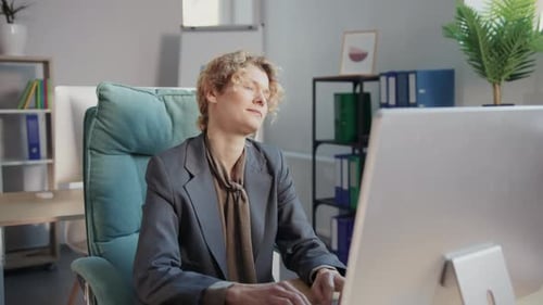 Une femme travaille intensément devant son ordinateur portable pour célébrer un triomphe