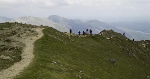 Eine Gruppe von Wanderern folgt dem Weg zum Gipfel des Snowden-Gipfels.