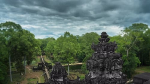 Zeitraffer im
Tilt-Shift-Zeitraffer von Angkor Temple. Luftaufnahme von Tempeln im Dschungel mit launischen Wolken.