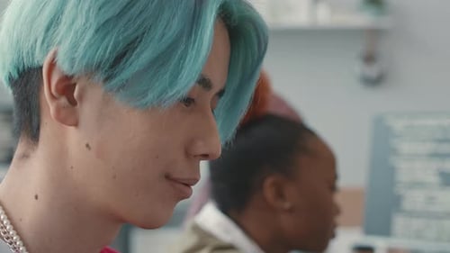 Homem asiático desenvolvendo software no Office