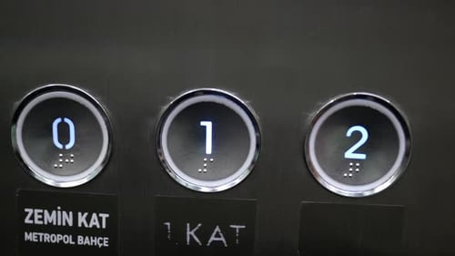 Der Mann drückt den Liftknopf nach unten