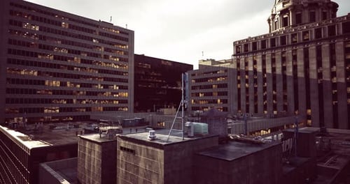 Horizonte urbano al anochecer que muestra edificios imponentes y estructuras en azoteas