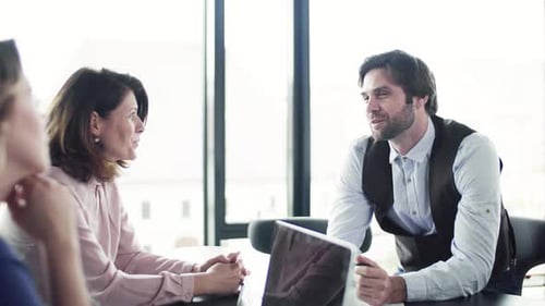 Empresários alegres, colaboração e discussão improvisada em um escritório moderno