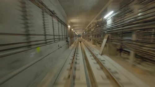 Métro avec tunnel sombre et train roulant rapidement. Lignes de métro dans un tunnel.