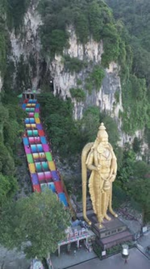 Vidéo aérienne de la statue de Lord Murugan représentant les grottes de Batu.
Malaisie