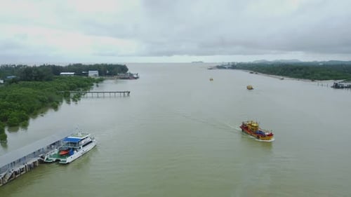 Zumbido aérea de barcos flotantes en el río Rompin Pahang, Malasia