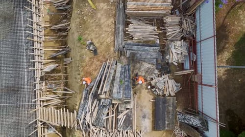 Vista aérea vertiendo concreto en los cimientos de un edificio alto